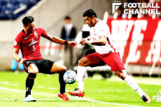 かつてJリーグでプレーした元ブラジル代表FWフッキ（右）とマッチアップした槙野（左）