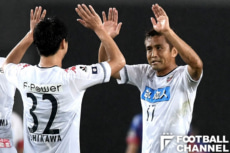 試合後にチームメイトと勝利を喜ぶ稲本