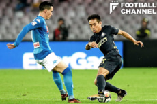 インテルの長友（右）。守備に関して個人指導を受けるなど、練習の積み重ねが安定につながっている