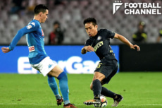 カジェホン（左）と対面し奮闘した長友佑都（右）