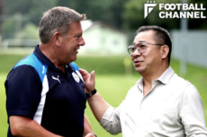 シェイクスピア前監督(左)と会話するスリヴァッダナプラバ・オーナー(右)