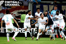 勝ち越しゴールを決めたトバンに走り寄るマルセイユの選手たち