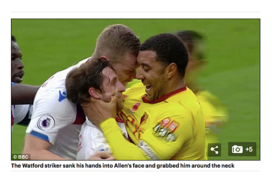 ジョー・アレン(左)の顔を押さえるトロイ・ディーニー(右)