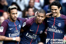 ネイマール（左）、カバーニ（右）というスター選手と3トップを形成しているエムバペ（中央）