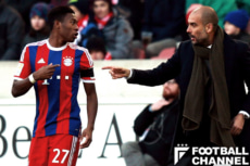 ペップ・グアルディオラ（右）に偽SBの役割を与えられたアラバ（左）