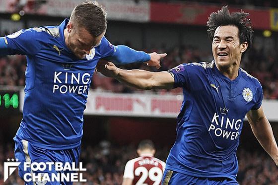 ジェイミー・ヴァーディー(左)と岡崎慎司(右)