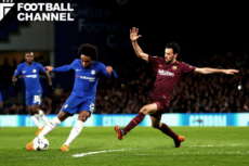 右アウトサイドで置きなおしてシュートを放つウィリアン