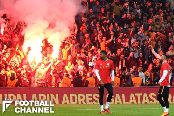長友佑都 トルコのサッカー熱に驚がく 練習でこんな光景は人生初 フットボールチャンネル 長友佑都 トルコのサッカー熱に驚がく 練習でこんな光景は人生初 フットボールチャンネル