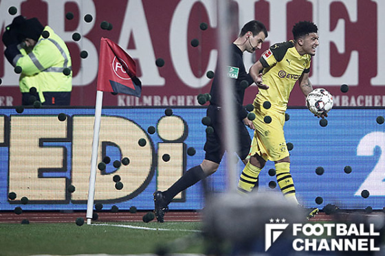 黒いボールが大量に投げ込まれた、ドルトムント