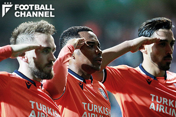 敬礼するイスタンブール・バシャクシェヒルの選手たち【写真：Getty Images】
