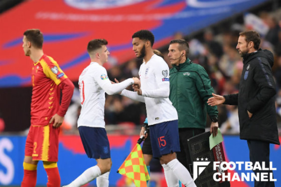 メイソン・マウントと交代するジョー・ゴメス