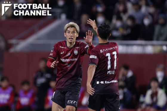 頂点に輝くのは？ J1リーグ優勝可能性ランキング3位：ヴィッセル神戸（写真：ハイタッチする奥大迫勇也、手前武藤嘉紀）