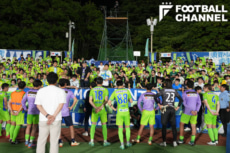 サガン鳥栖に0-6で敗れ、ゴール裏のサポーターに挨拶する湘南ベルマーレの選手たち