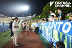 サガン鳥栖に0-6で敗れた試合後、ゴール裏のサポーターの話す湘南ベルマーレ山口智監督