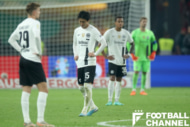 DFBポカール決勝で敗れ肩を落とす鎌田大地とフランクフルトの選手たち