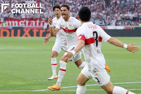 ブンデスリーガ昇格・降格プレーオフ第1戦、ホームでのハンブルガーSV戦で先制ゴールを決めたコンスタンティノス・マヴロパノス(中央)