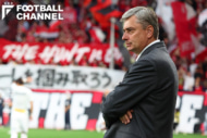 京都サンガF.C.戦で戦況を見つめる浦和レッズのマチェイ・スコルジャ監督