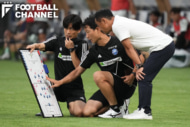 東京ヴェルディ戦で作戦を練る黒田剛監督と金明輝コーチ