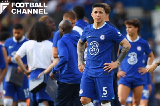 2022/23シーズン最終節後にサポーターへ挨拶するチェルシーMFエンソ・フェルナンデス