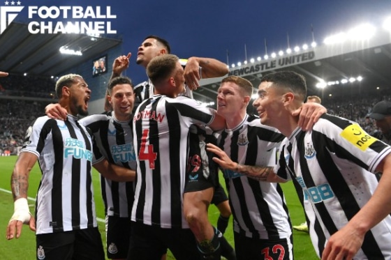 本拠地セント・ジェームズ・パークでゴールを決めて喜ぶニューカッスルの選手たち