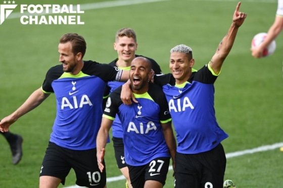 2022/23シーズン最終節で退団するルーカス・モウラが劇的ゴールを決めて喜ぶトッテナムの選手たち