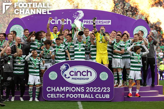 有償カップを掲げるセルティックの選手達