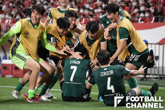 ゴールを喜ぶ蔚山現代の選手たち