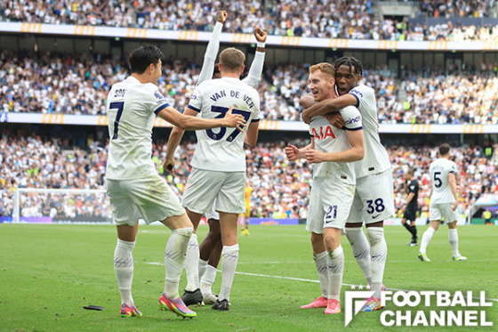 ゴールを喜ぶトッテナムのメンバー