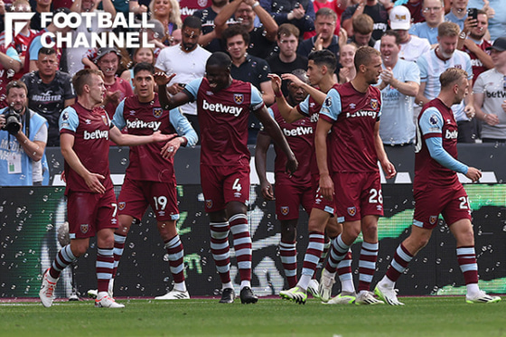 ゴールを喜ぶウェストハムのメンバー