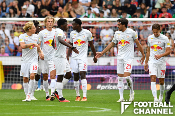 ゴールを喜ぶザルツブルクのメンバー