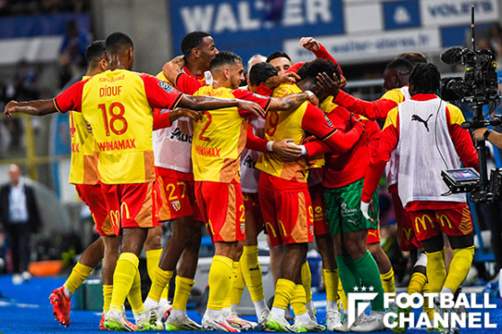 ゴールを喜ぶランスのメンバー