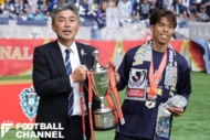 ルヴァンカップMVPを獲得した前寛之(右)