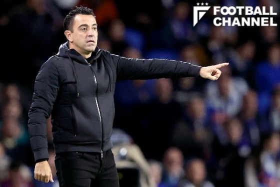 レアル・ソシエダ戦で選手に指示するシャビ監督