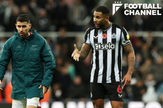 ジョルジーニョ（左）に握手を拒否されたと主張するラスセルズ