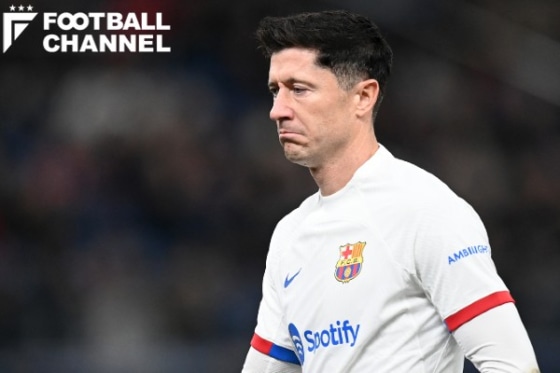 渋い表情を見せるバルセロナのレヴァンドフスキ。チームはシャフタール・ドネツクに敗れた