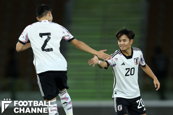 サッカー日本代表DF菅原由勢とタッチする久保建英