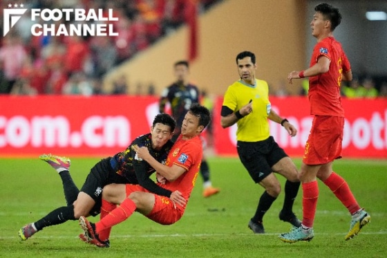 倒れ込むソン・フンミン(左)