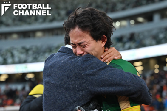 城福浩監督と抱き合う東京ヴェルディMF森田晃樹