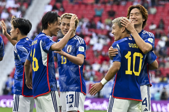 サッカー日本代表の堂安律と毎熊晟矢