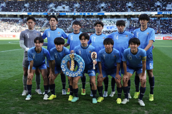 青森山田高校との決勝戦に臨む近江高校