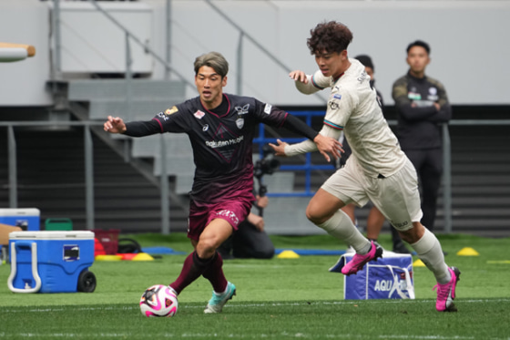 大迫勇也とマッチアップする川崎フロンターレDF高井幸大