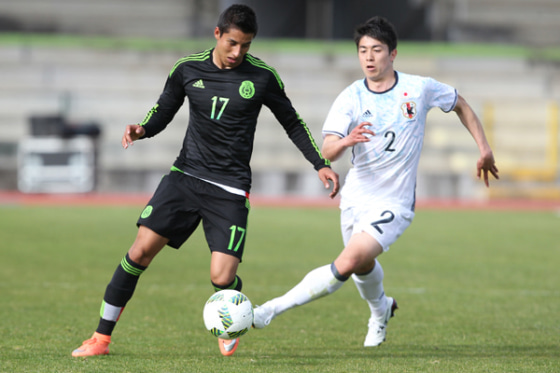 サッカーU-23日本代表でプレーするファンウェルメスケルケン際