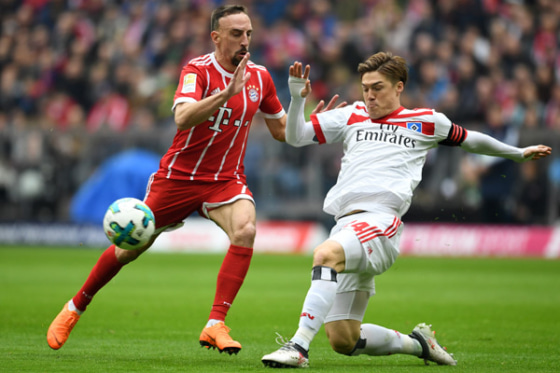 フランク・リベリーと対峙したハンブルガーSV時代の酒井高徳