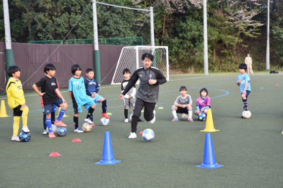 横浜FCサッカースクールで指導する松井大輔
