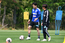 アルビレックス新潟MF宮本英治と田中達也コーチ（撮影：野本桂子）