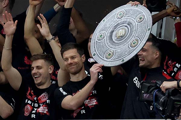 三冠を目指すシャビ・アロンソ監督