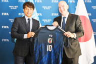 JFAの宮本恒靖会長とFIFAのジャンニ・インファンティーノ会長