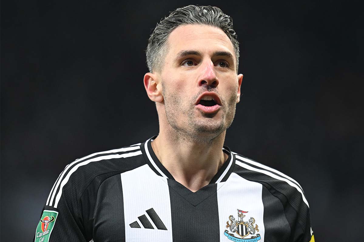 ニューカッスルに所属するサッカースイス代表DFファビアン・シェア