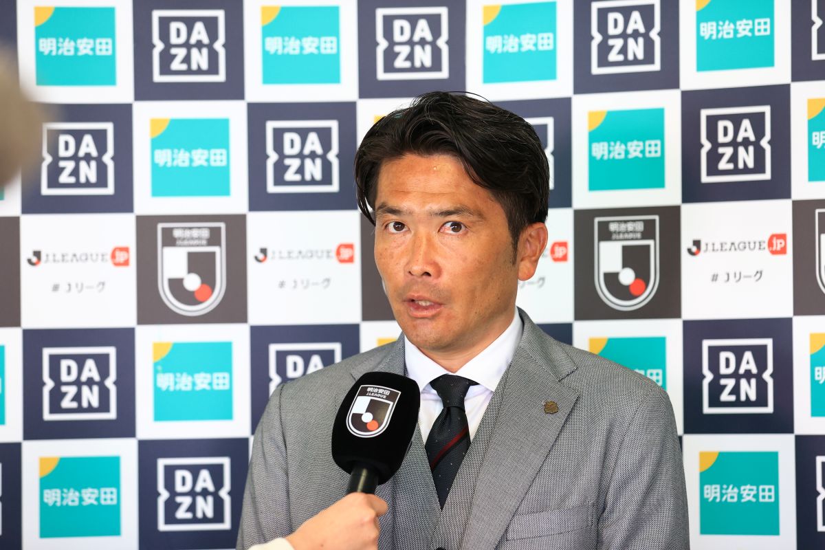 北海道コンサドーレ札幌　岩政大樹監督