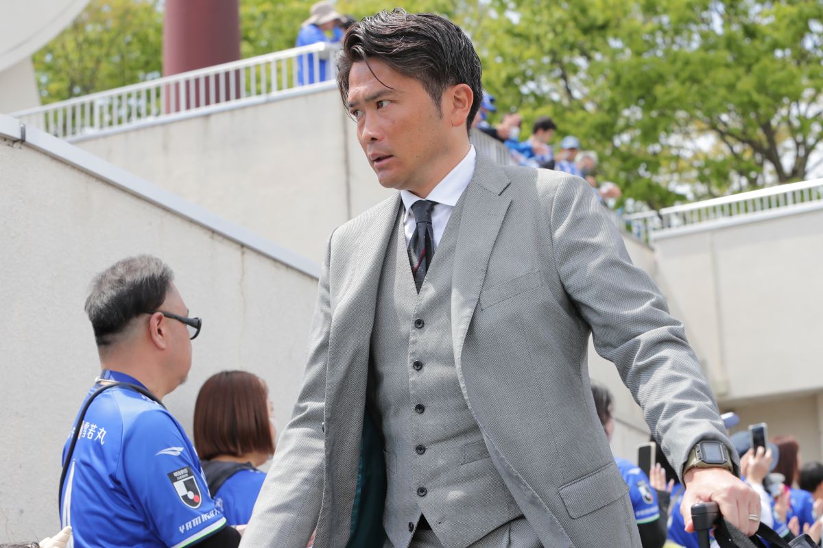 北海道コンサドーレ札幌　岩政大樹監督